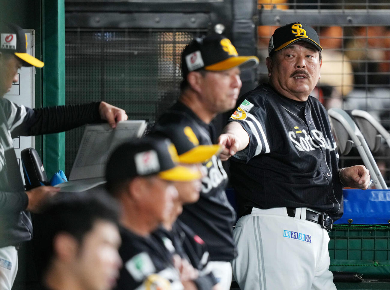 西武対ソフトバンク　指示を出すソフトバンク藤本監督（右）（撮影・横山健太）