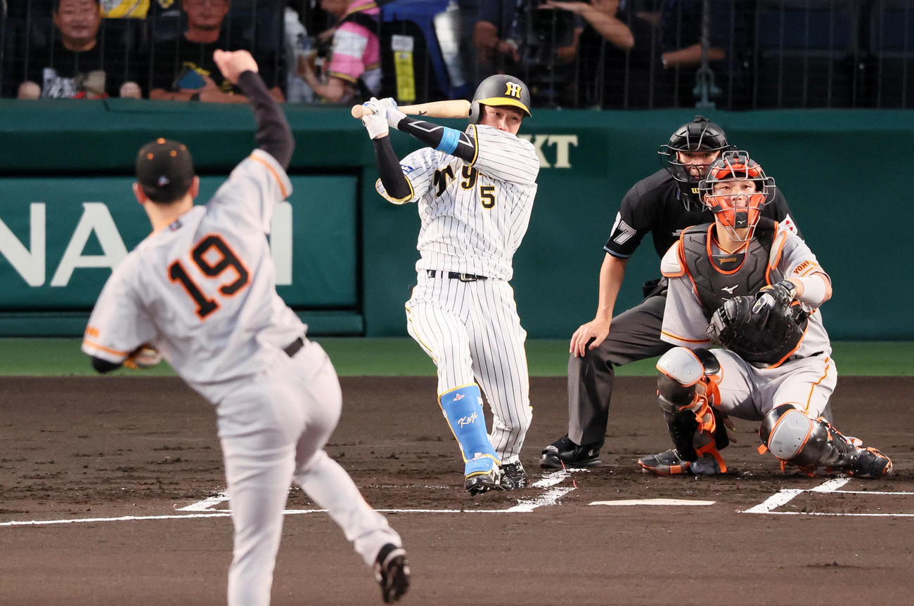 阪神対巨人　1回裏阪神無死、近本は三塁へ内野安打を放つ。投手は山崎伊（撮影・加藤哉）