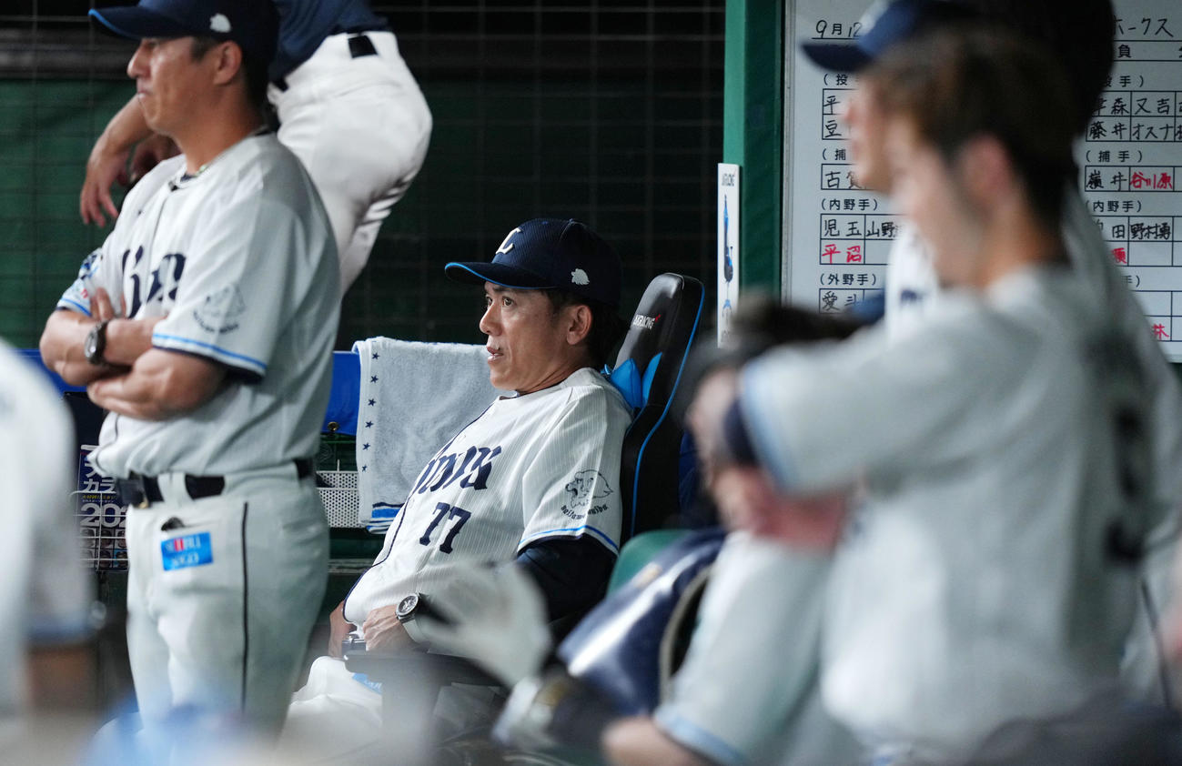 西武対ソフトバンク　険しい表情でスコアを見つめる西武松井監督（中央）（撮影・横山健太）
