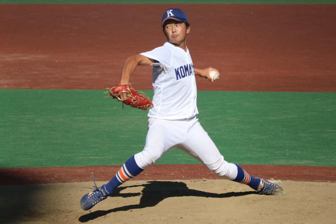 立正大－駒大　6回から4番手として登板し、無安打無失点に抑えた駒大の東田（撮影・保坂淑子）