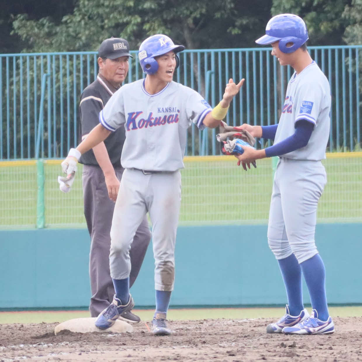 阪神大学野球連盟秋季リーグ戦　大産大対関西国際大　9回1死一、三塁で右前適時打を放ち、一塁上で喜ぶ関西国際大の2番、山添倭茄内野手（撮影・村松万里子）