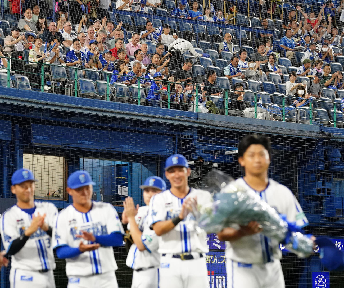DeNA対中日　視察に訪れた大リーグの球団関係者。手前右端は、1回表終了後に通算1000奪三振で花束を手にするDeNA先発の今永（撮影・江口和貴）