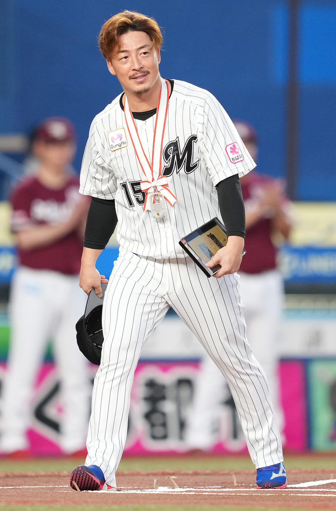 ロッテ対楽天　プロ通算1000奪三振の表彰を終え、笑顔のロッテ美馬（撮影・鈴木みどり）