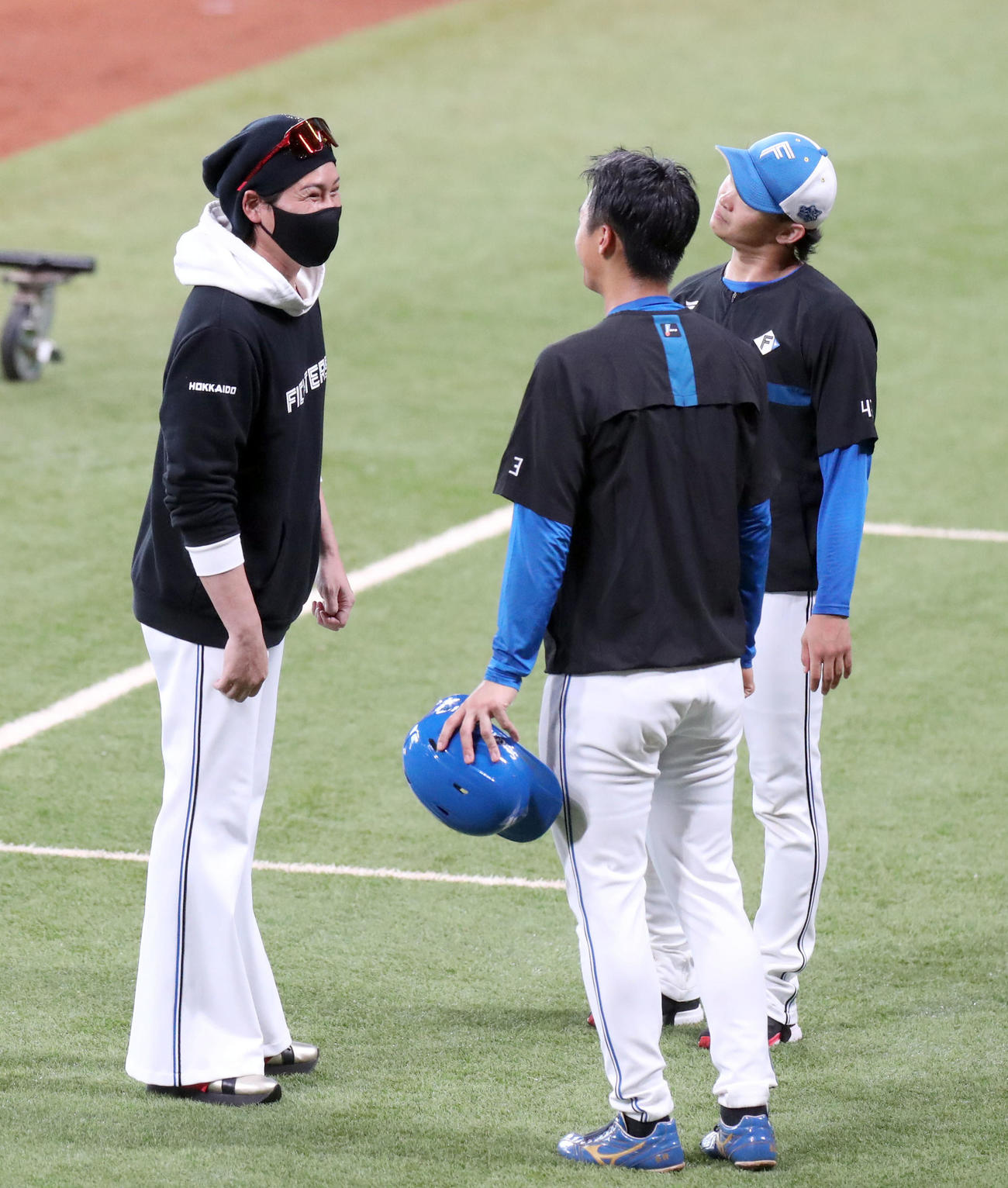 試合前、会話する左から日本ハム新庄監督、加藤豪、鈴木（2023年9月12日撮影）