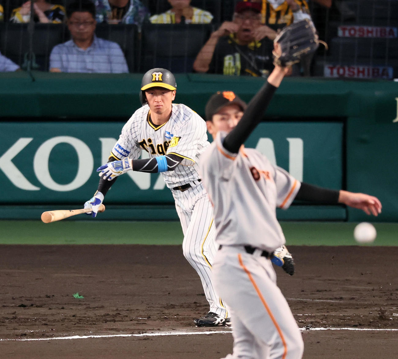 阪神対巨人　1回裏阪神無死、近本は中前打を放つ。投手は横川（撮影・加藤哉）