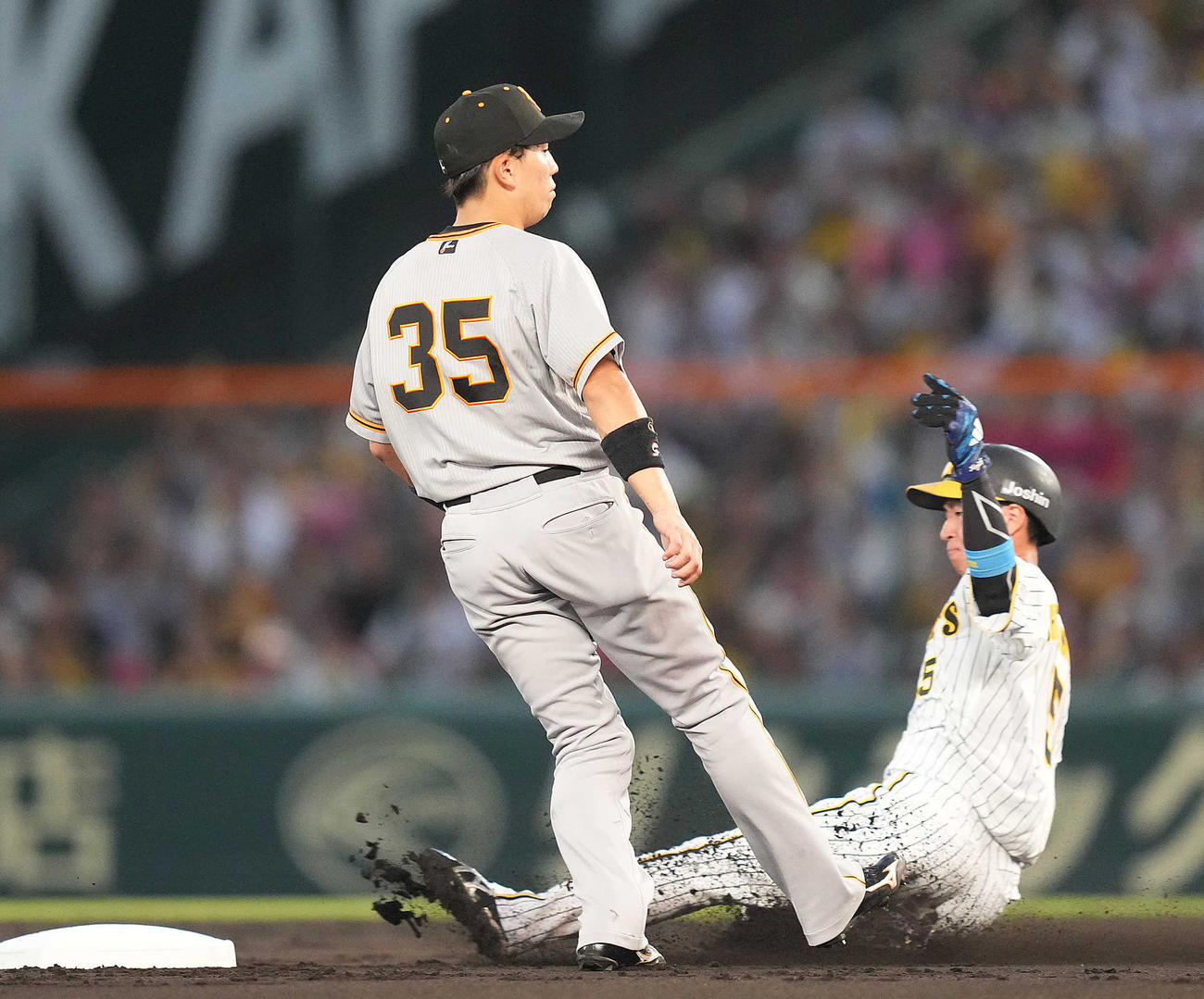 阪神対巨人　1回裏阪神無死一塁、二盗を決める近本（右）。左は門脇（撮影・狩俣裕三）