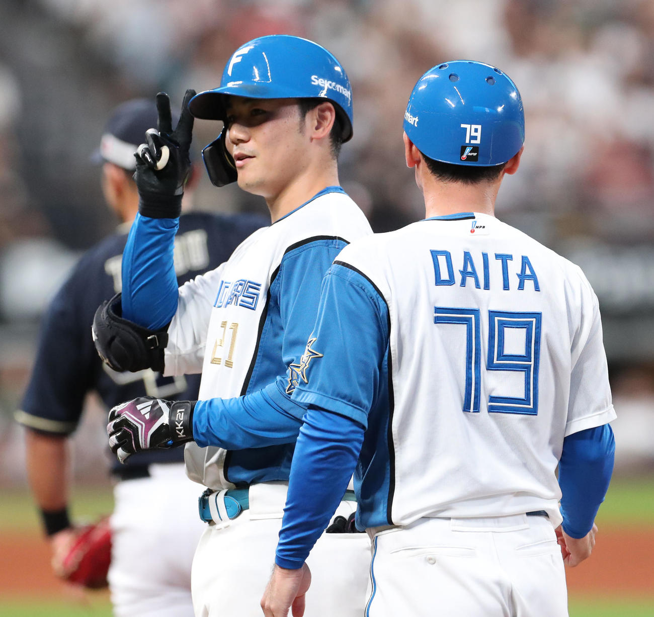 日本ハム対オリックス　1回裏日本ハム1死一塁、清宮は左前打を放ちポーズをとる（撮影・佐藤翔太）