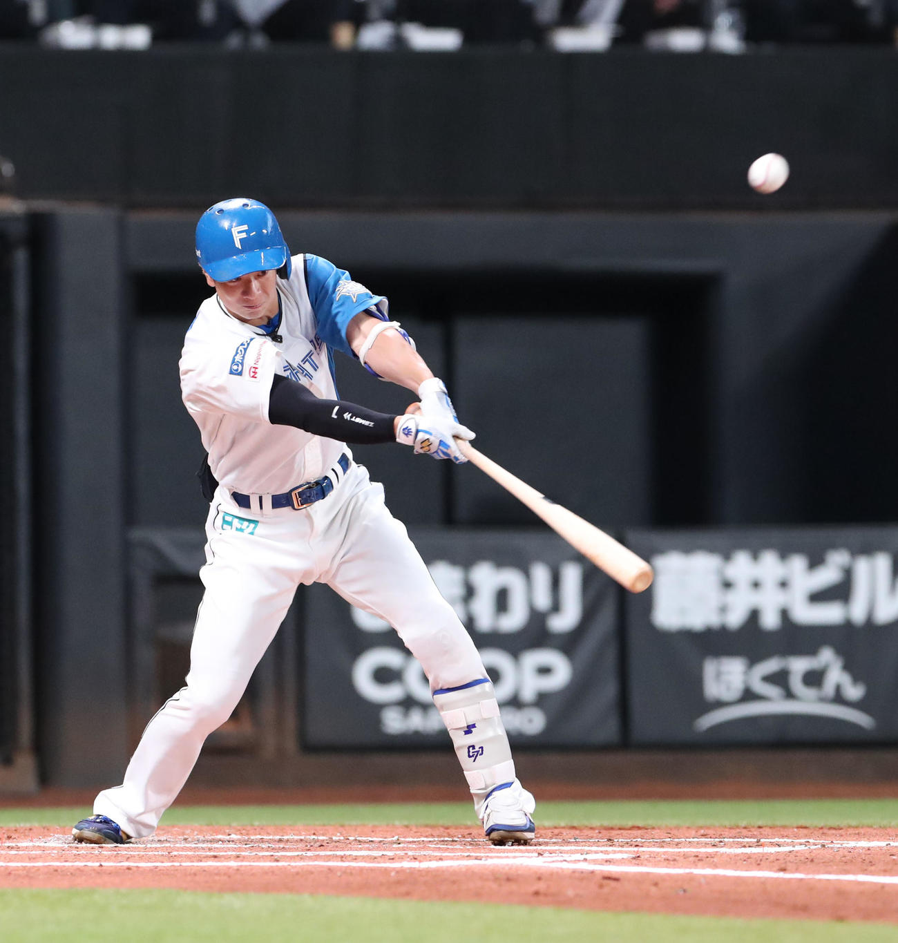日本ハム対オリックス　1回裏日本ハム1死一、二塁、松本剛は適時二塁打を放つ（撮影・佐藤翔太）