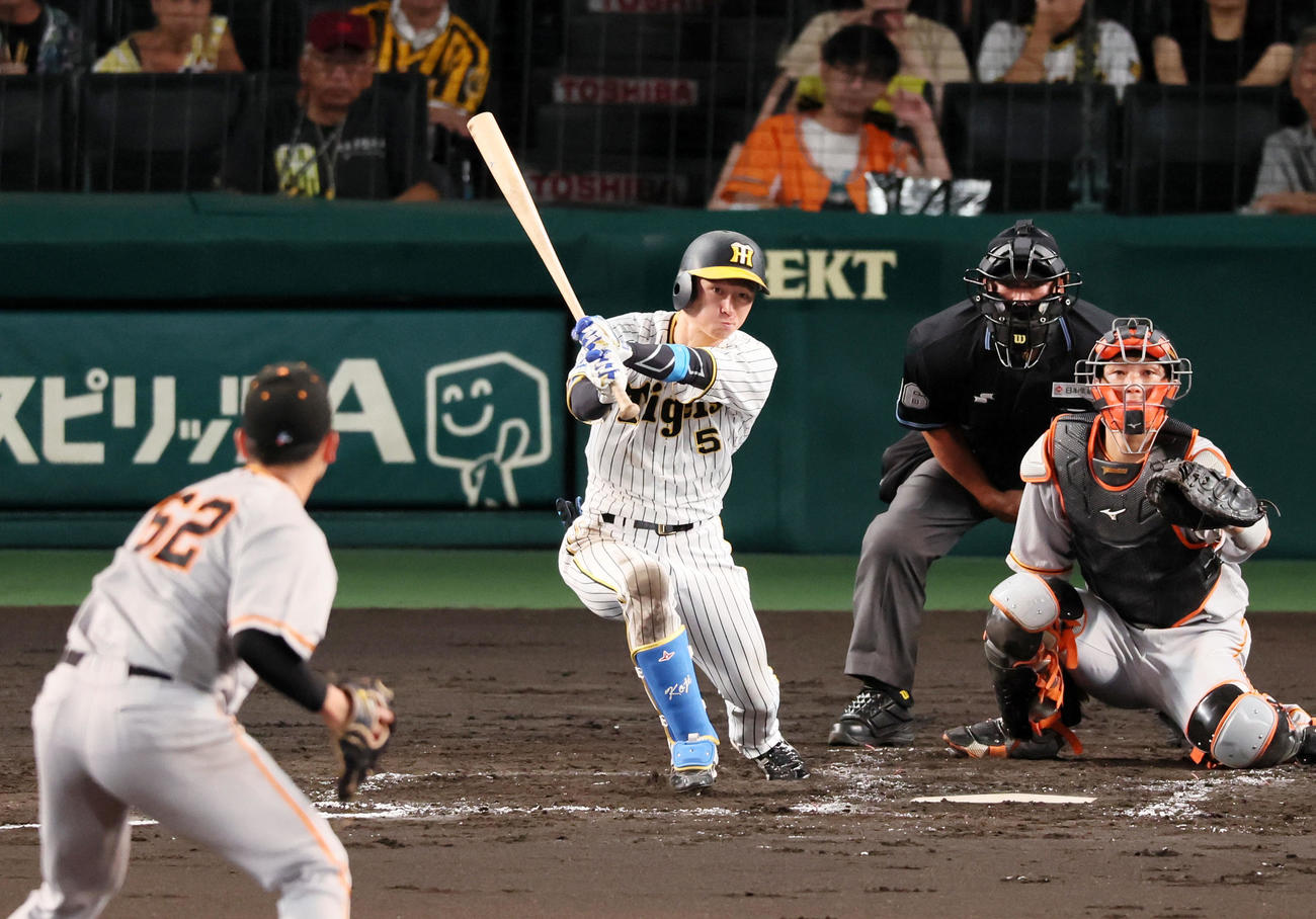 阪神対巨人　3回裏阪神無死、近本は中前打を放つ。投手は横川（撮影・加藤哉）