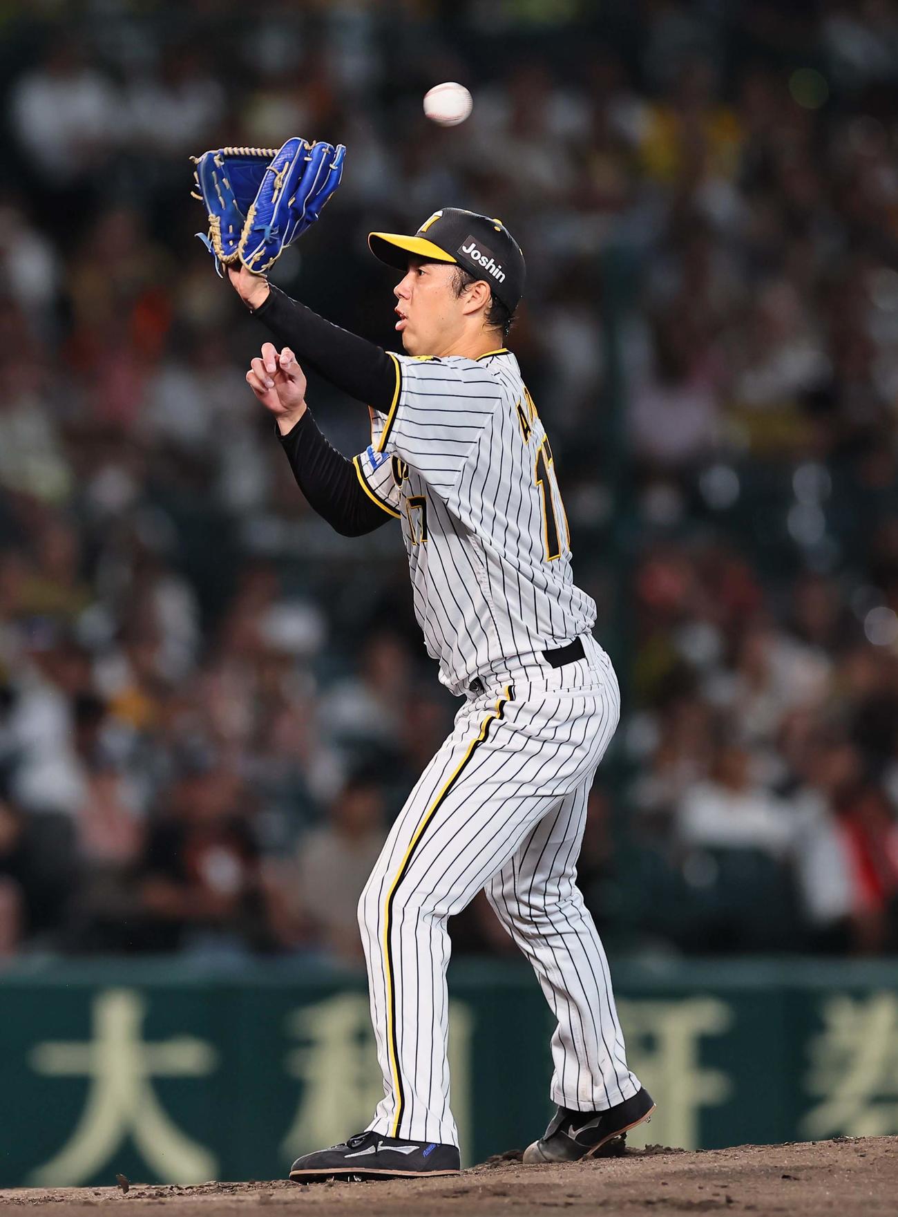 阪神対巨人　2回表巨人1死一、二塁、青柳は岡田の打球をグラブではじく（撮影・上田博志）