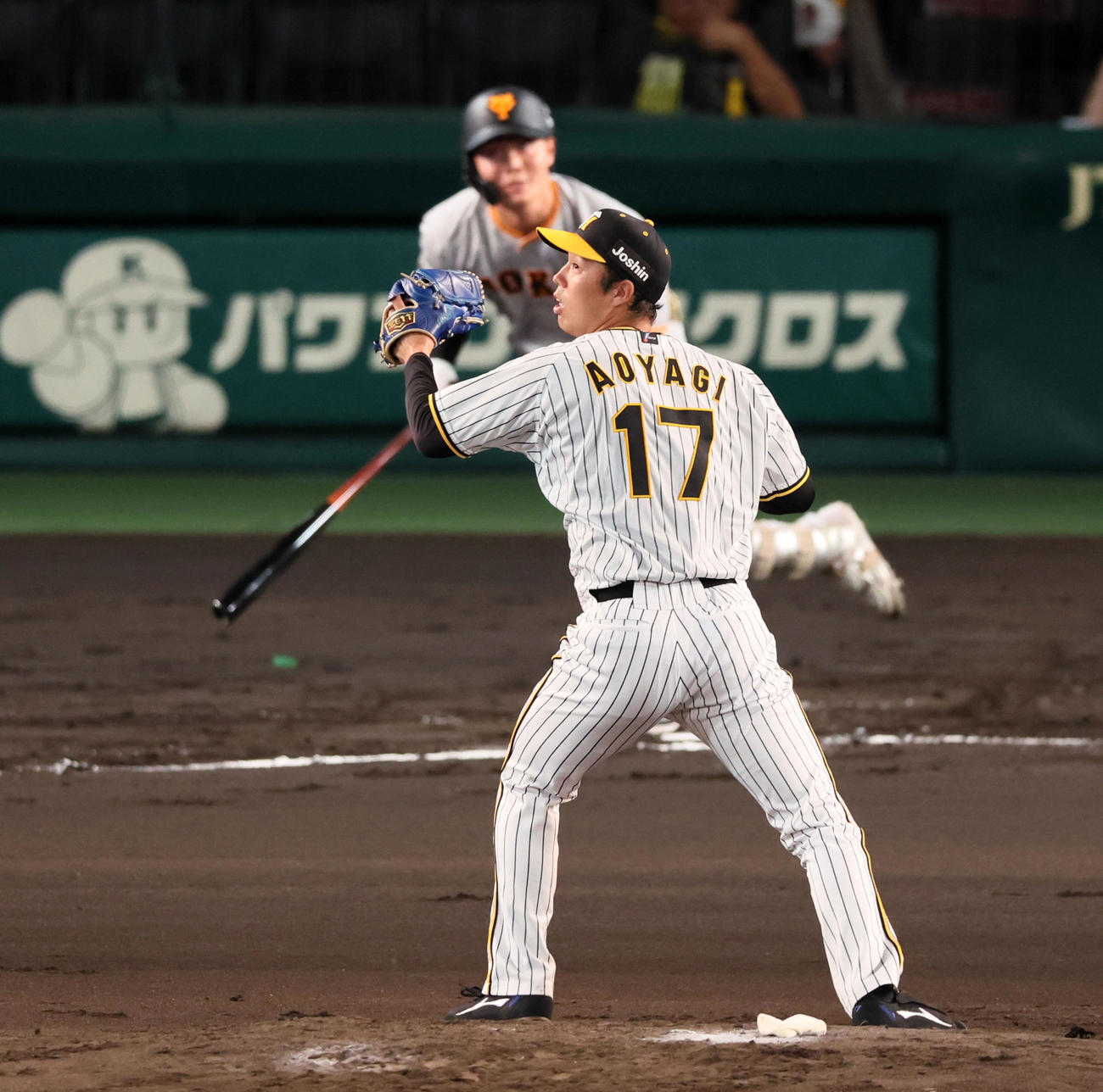 阪神対巨人　2回表巨人1死一、二塁、青柳は岡田の打球がグラブ当たりそのまま二塁手木浪が捕球（撮影・加藤哉）