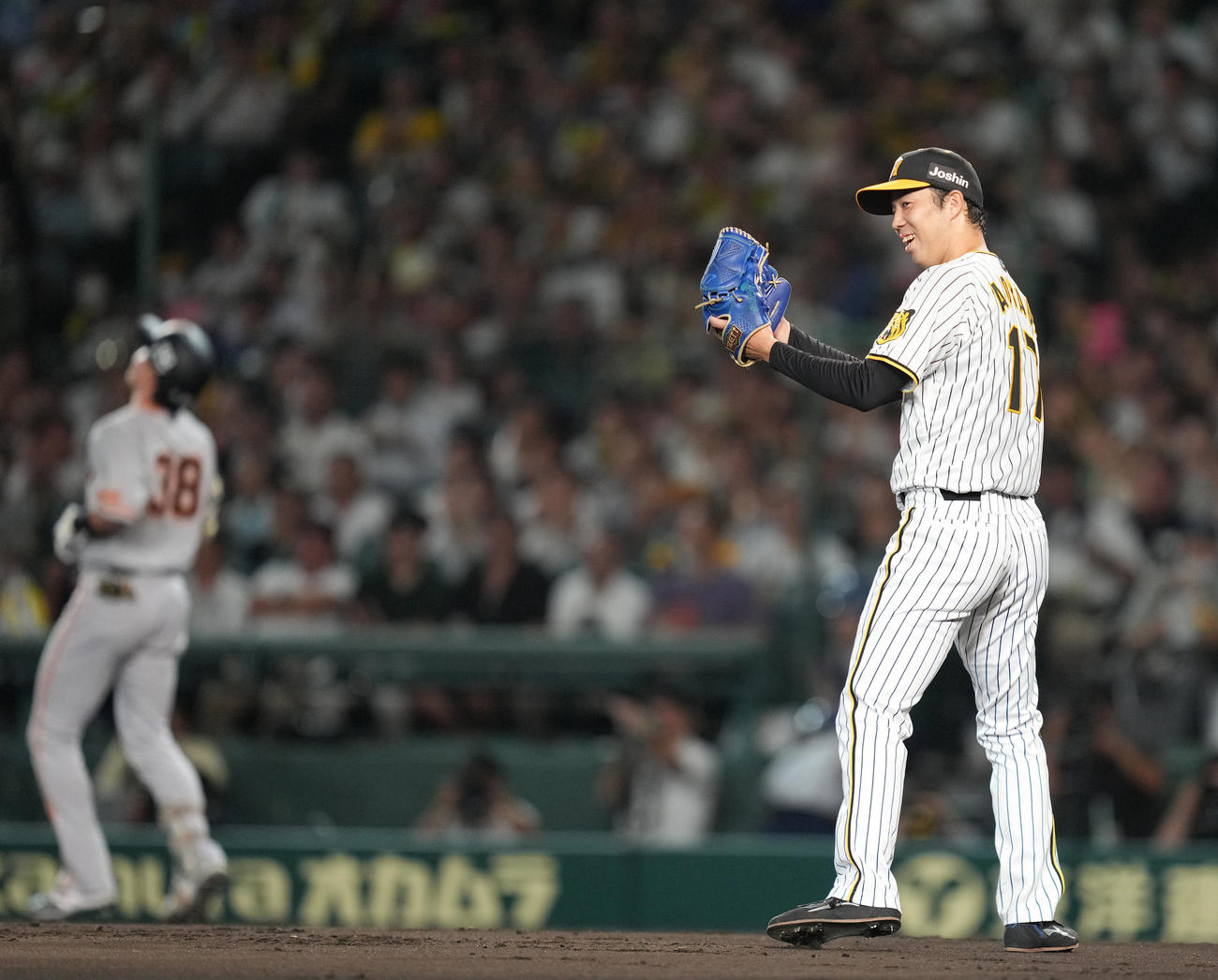 阪神対巨人　2回表巨人無死、中飛に打ち取られる岡本和真（右）。後方左は先発青柳（撮影・狩俣裕三）