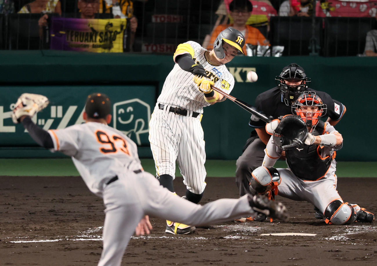 阪神対巨人　３回裏阪神１死満塁、佐藤輝は右中間へ満塁本塁打を放つ。投手松井（撮影・加藤哉）