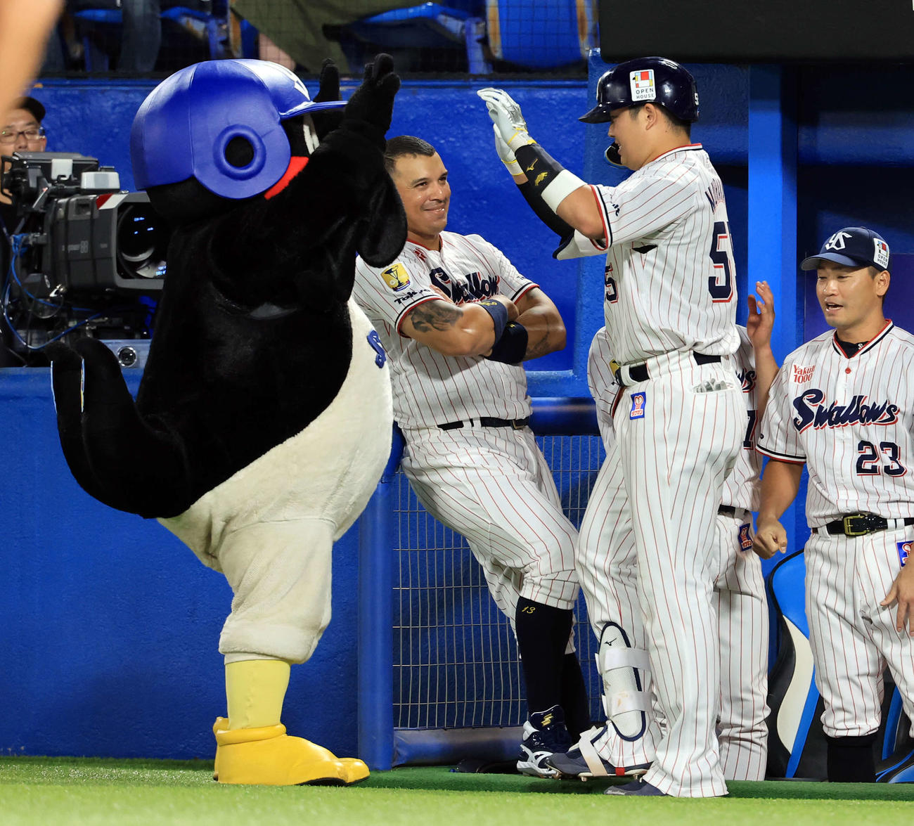 ヤクルト対広島　1回裏ヤクルト1死、村上は右越えソロ本塁打を放ち、つば九郎とハイタッチ（撮影・浅見桂子）
