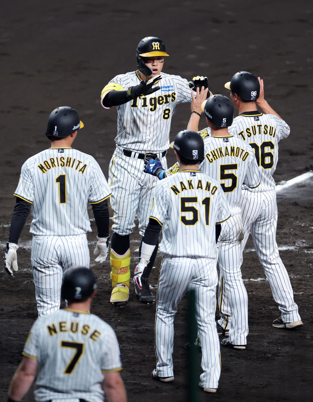 阪神対巨人　3回裏阪神1死満塁、右中間へ満塁本塁打を放ち生還する佐藤輝（中央）（撮影・前田充）