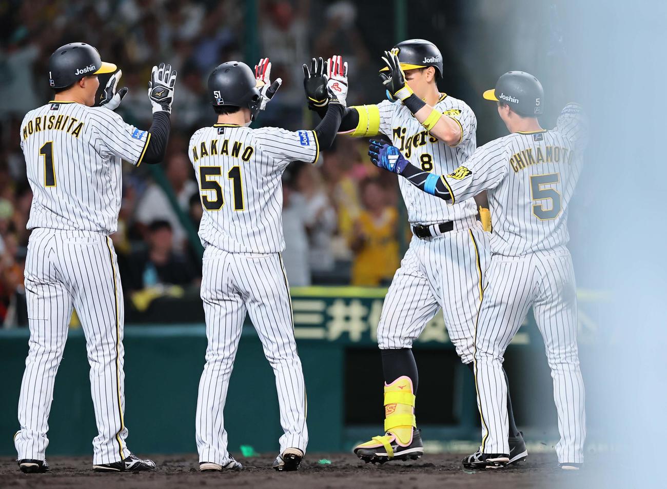 阪神対巨人　3回裏阪神1死満塁、佐藤輝は先制となる満塁本塁打を放つ（撮影・上田博志）