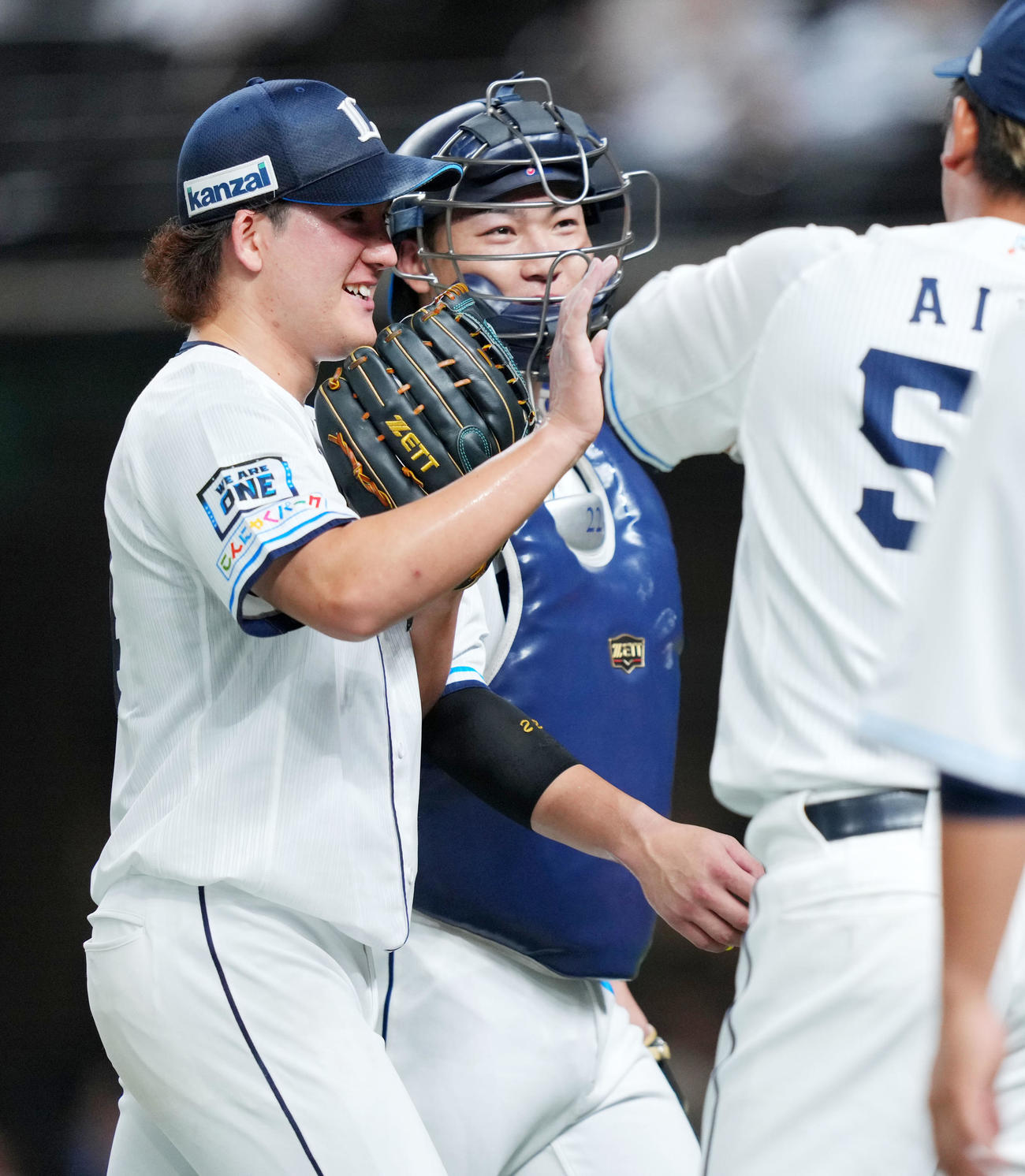 西武対ソフトバンク　1回表を無失点に抑え笑顔を見せる西武与座（左）（撮影・横山健太）