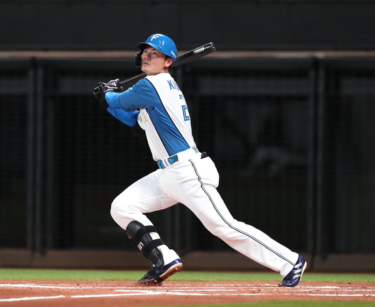 日本ハム対オリックス　1回裏日本ハム1死一塁、左前打を放つ清宮（撮影・黒川智章）