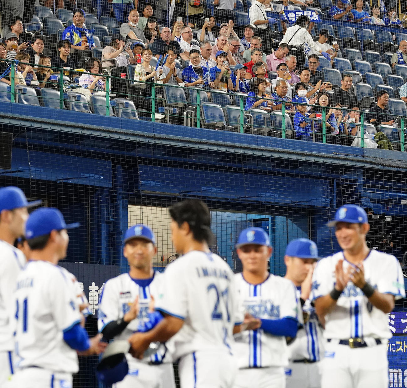 DeNA対中日　視察に訪れた大リーグの球団関係者。手前中央は、1回表終了後に通算1000奪三振で祝福されるDeNA先発の今永（撮影・江口和貴）