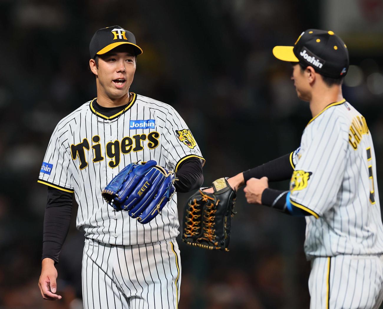阪神対巨人　4回表巨人2死一塁、青柳（左）は坂本の中飛を好捕した近本を笑顔で出迎える（撮影・上田博志）
