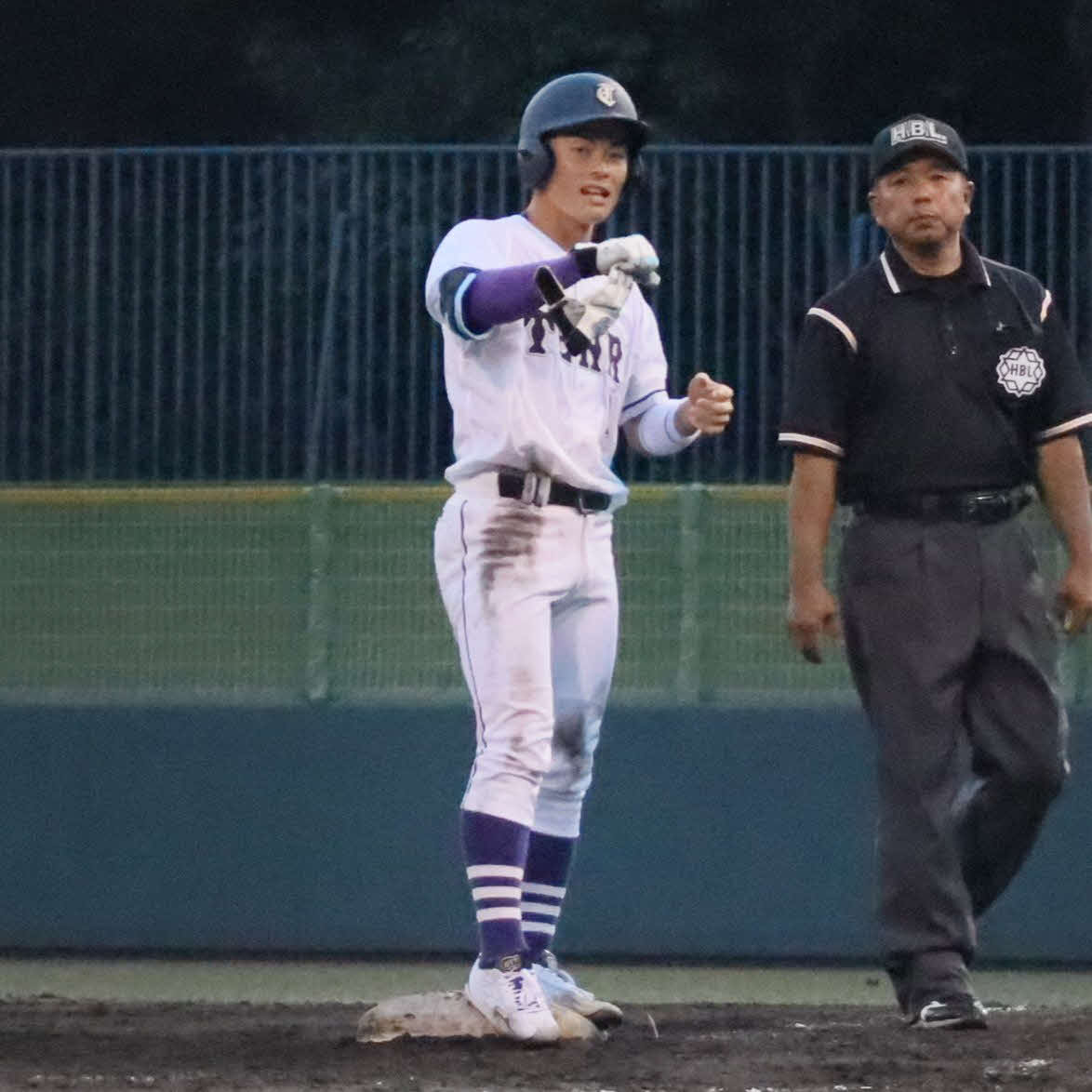 阪神大学野球連盟秋季リーグ戦　天理大対大阪電通大　6回2死満塁で中前適時打を放ち、一塁上で喜ぶ天理大の吉田元輝内野手（撮影・村松万里子）