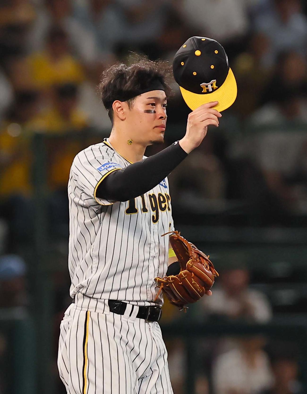 阪神対巨人　3回裏阪神1死満塁、満塁本塁打を放った佐藤輝はファンのコールに帽子をあげて応える（撮影・上田博志）