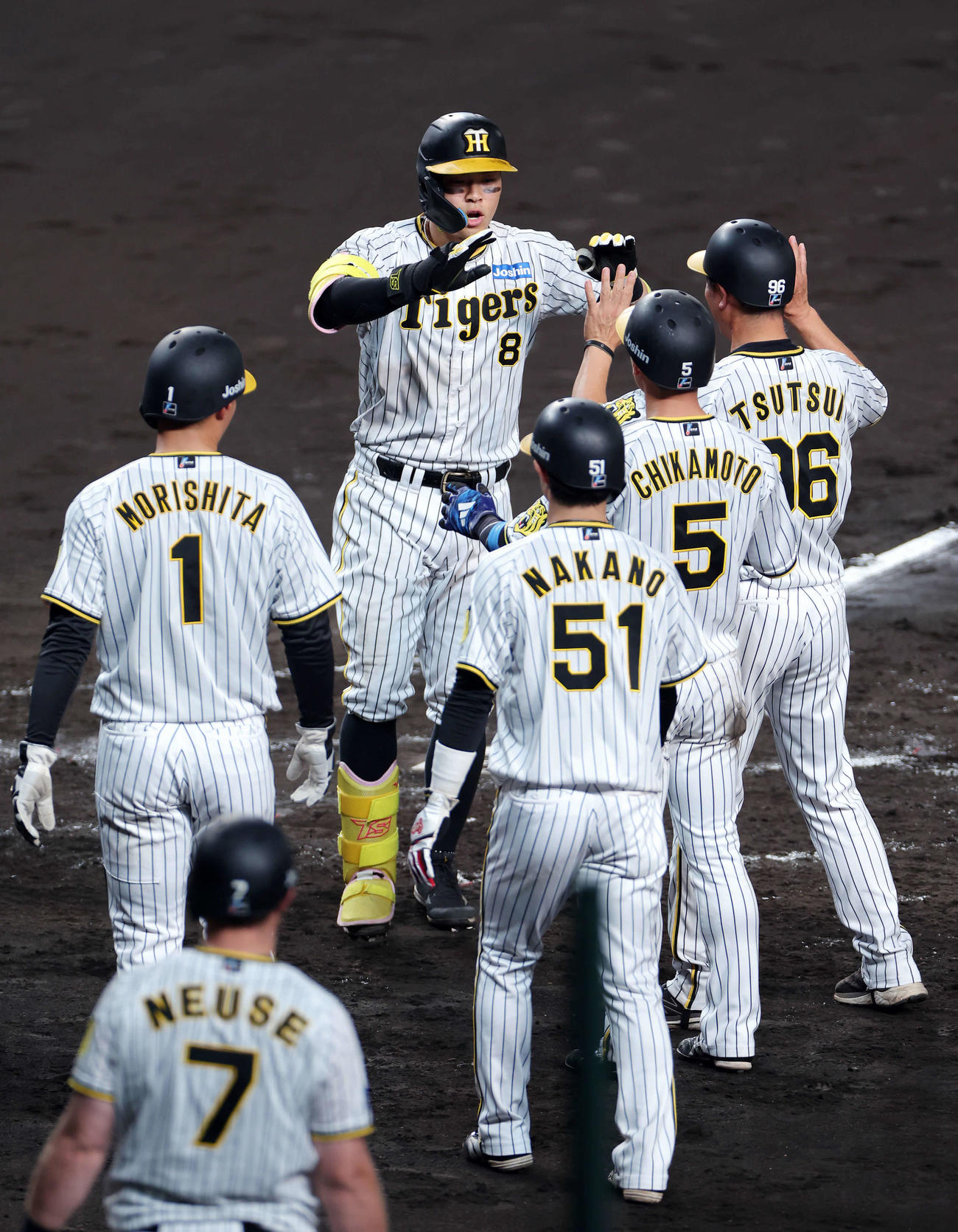 阪神対巨人　3回裏阪神1死満塁、中越えの満塁本塁打を放ち生還する佐藤輝（中央）（撮影・前田充）