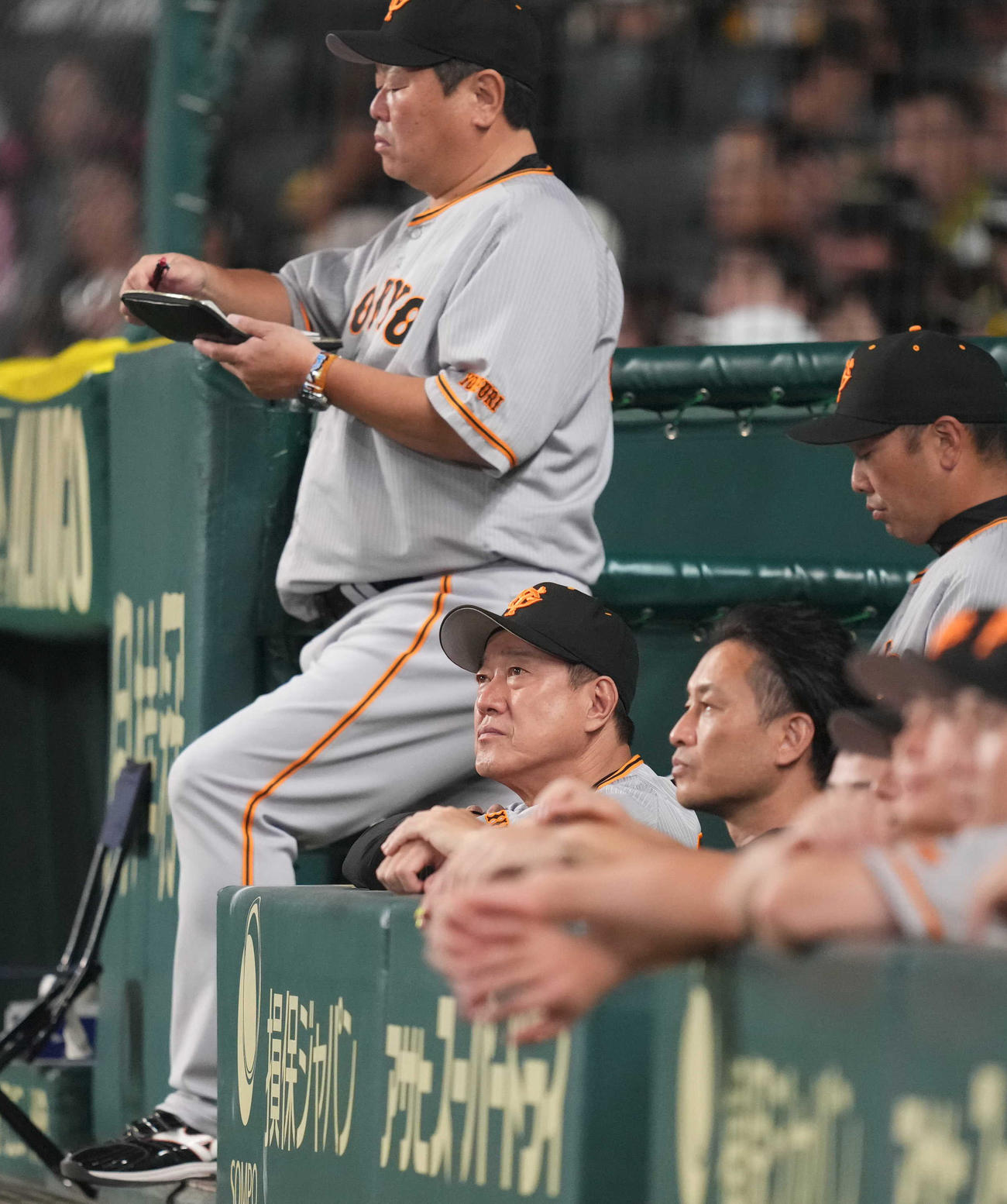 阪神対巨人　9回表、厳しい表情の原監督（中央）（撮影・狩俣裕三）