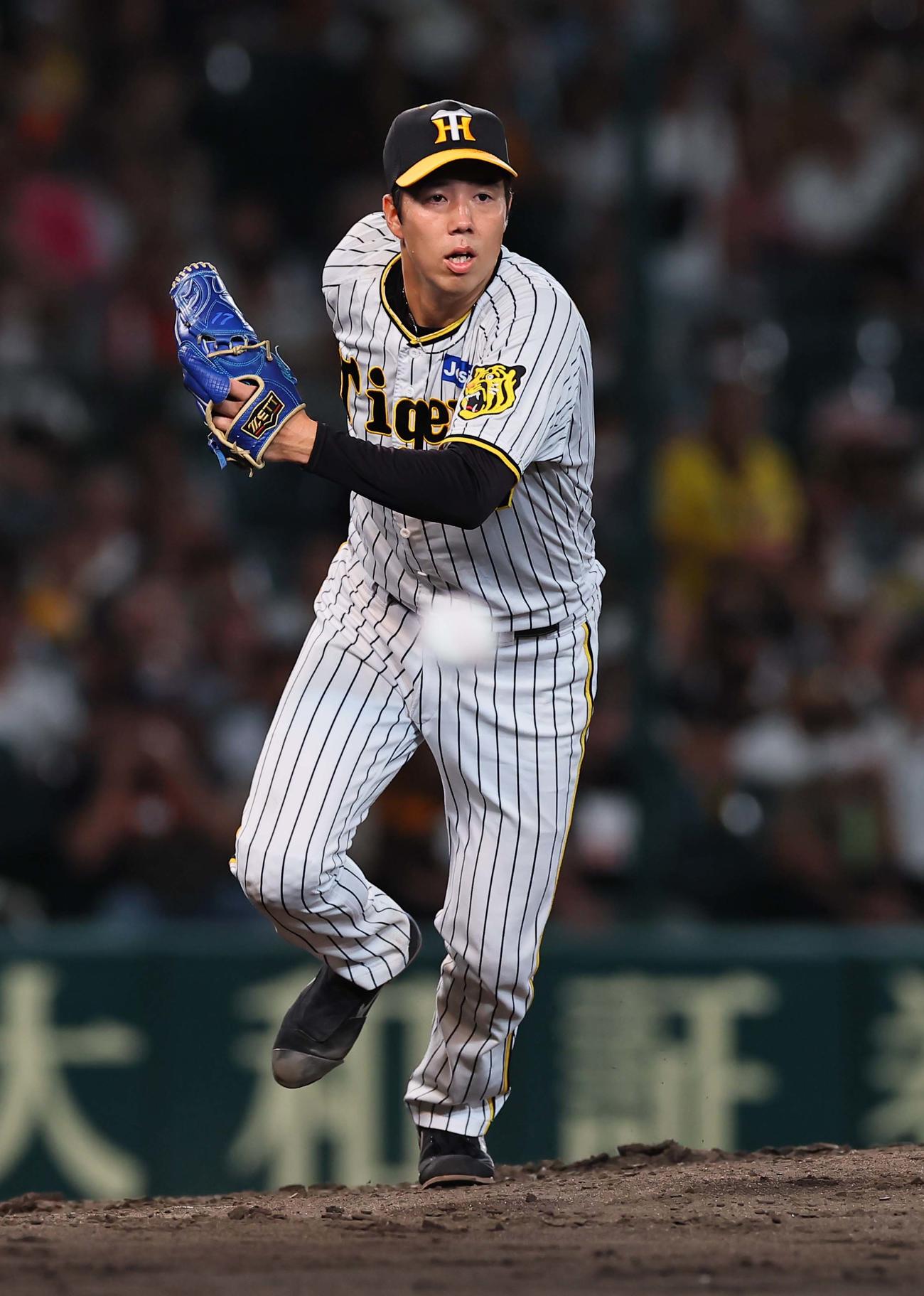 阪神対巨人　5回表巨人無死一塁、岡田を二ゴロに打ち取る青柳（撮影・上田博志）