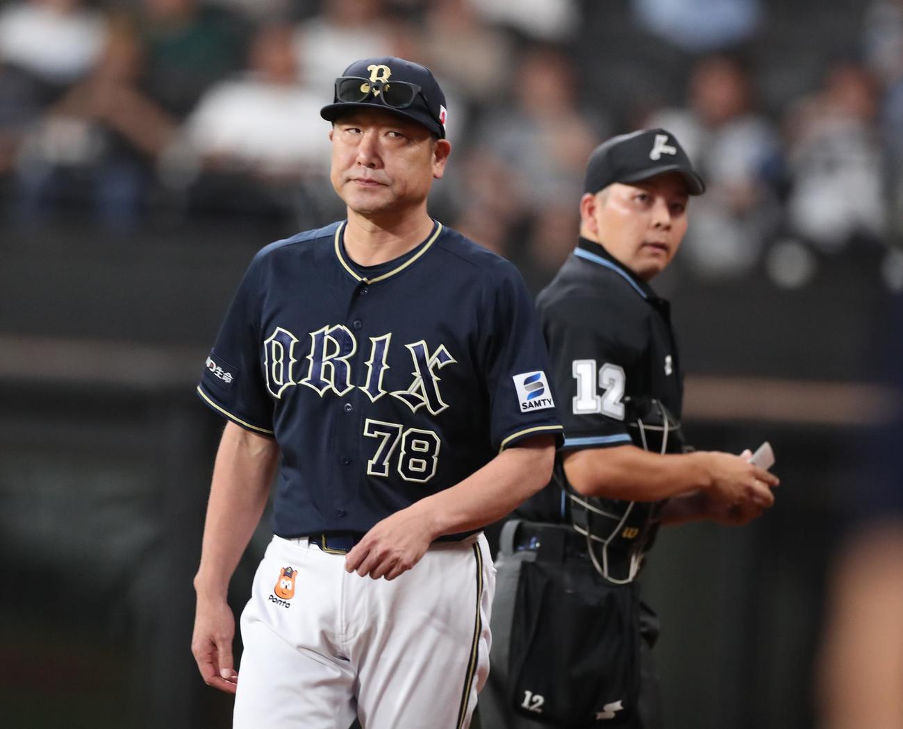 日本ハム対オリックス　選手交代を告げる中嶋監督（撮影・黒川智章）