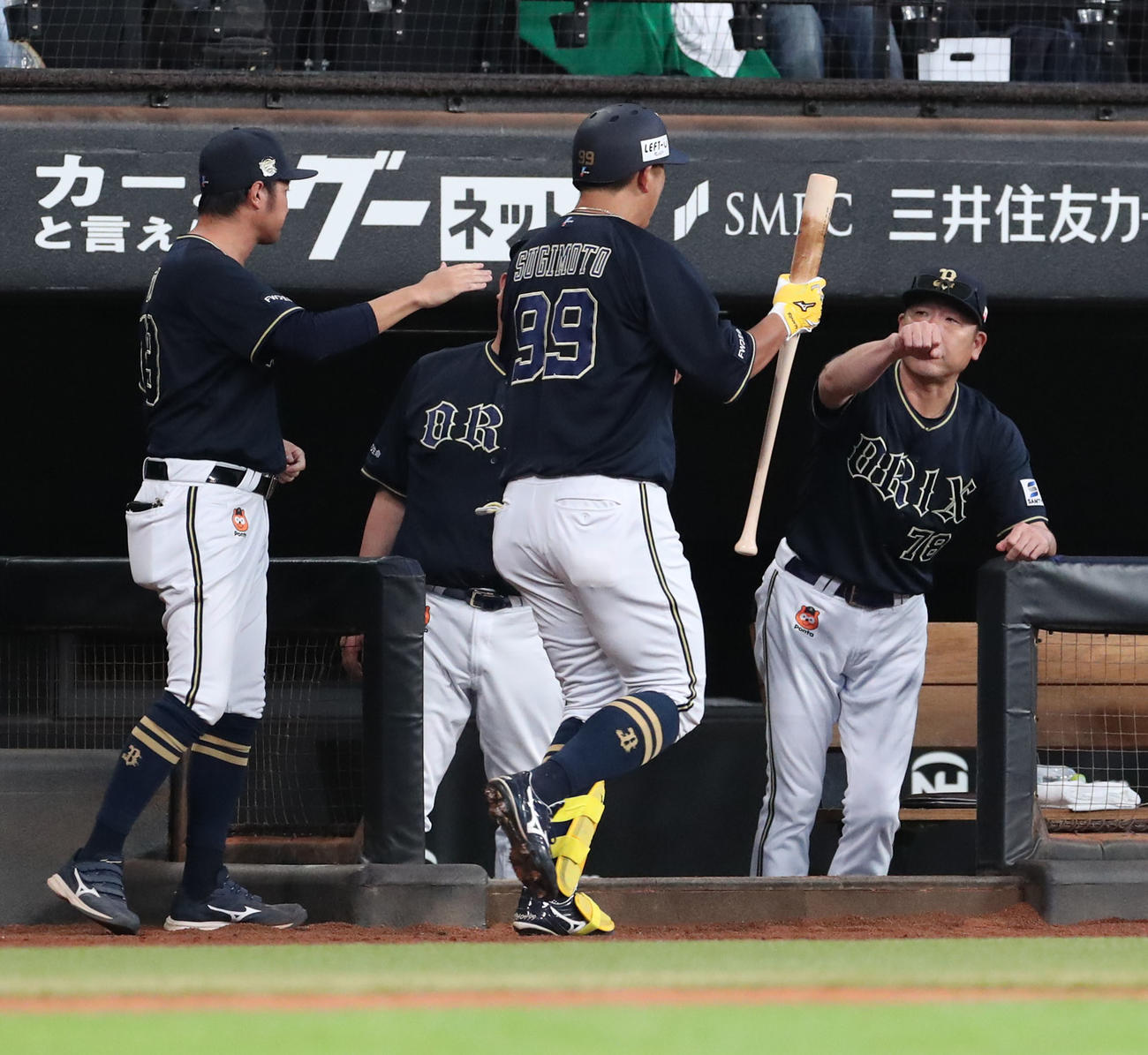 日本ハム対オリックス　7回表オリックス1死、右越え本塁打を放った杉本（中央）を出迎える中嶋監督（撮影・佐藤翔太）