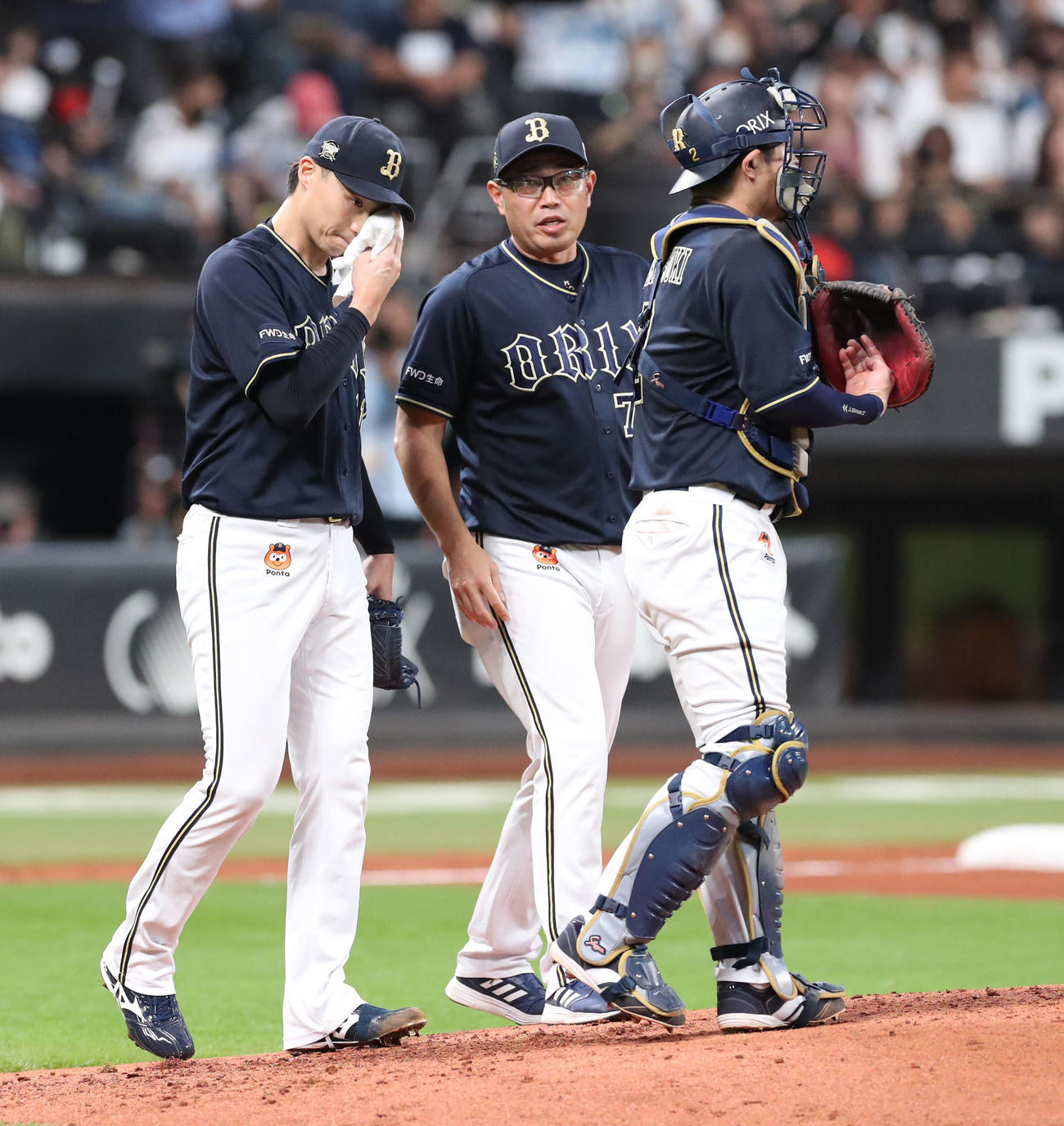 日本ハム対オリックス　3回裏、連打を浴びタオルで汗を拭う山崎福（左）（撮影・佐藤翔太）