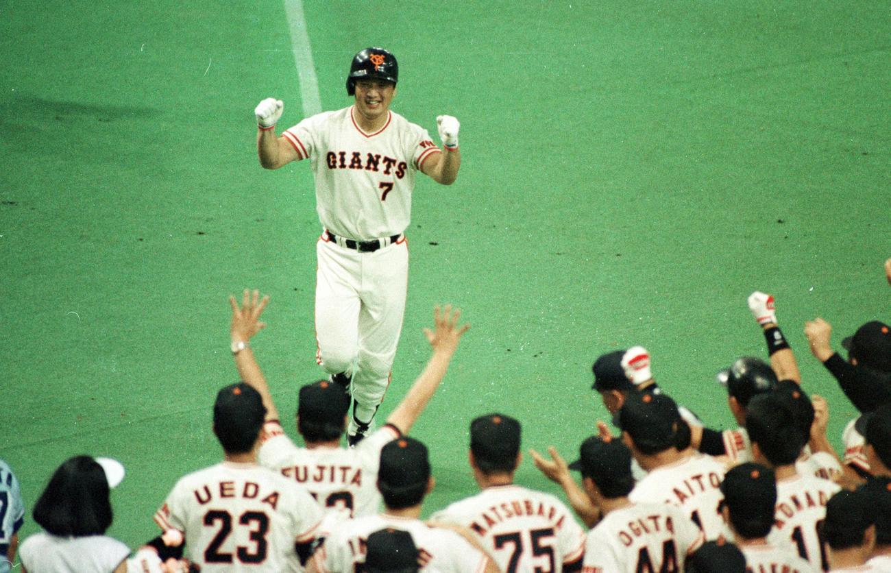 巨人対ヤクルト　リーグ優勝を決めるサヨナラ本塁打を放った吉村禎章（1990年9月8日撮影）