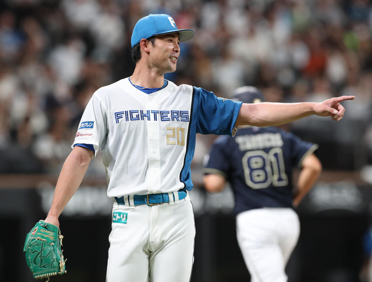 日本ハム対オリックス　3回表を無失点に抑え笑顔でベンチに戻る上原（撮影・佐藤翔太）