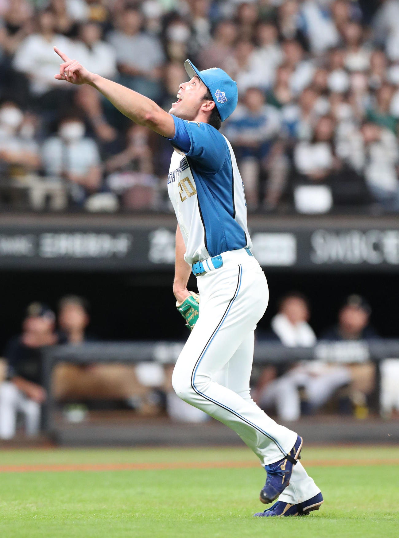 日本ハム対オリックス　5回表オリックス2死一、二塁、佐野皓を捕邪飛に仕留める上原（撮影・佐藤翔太）