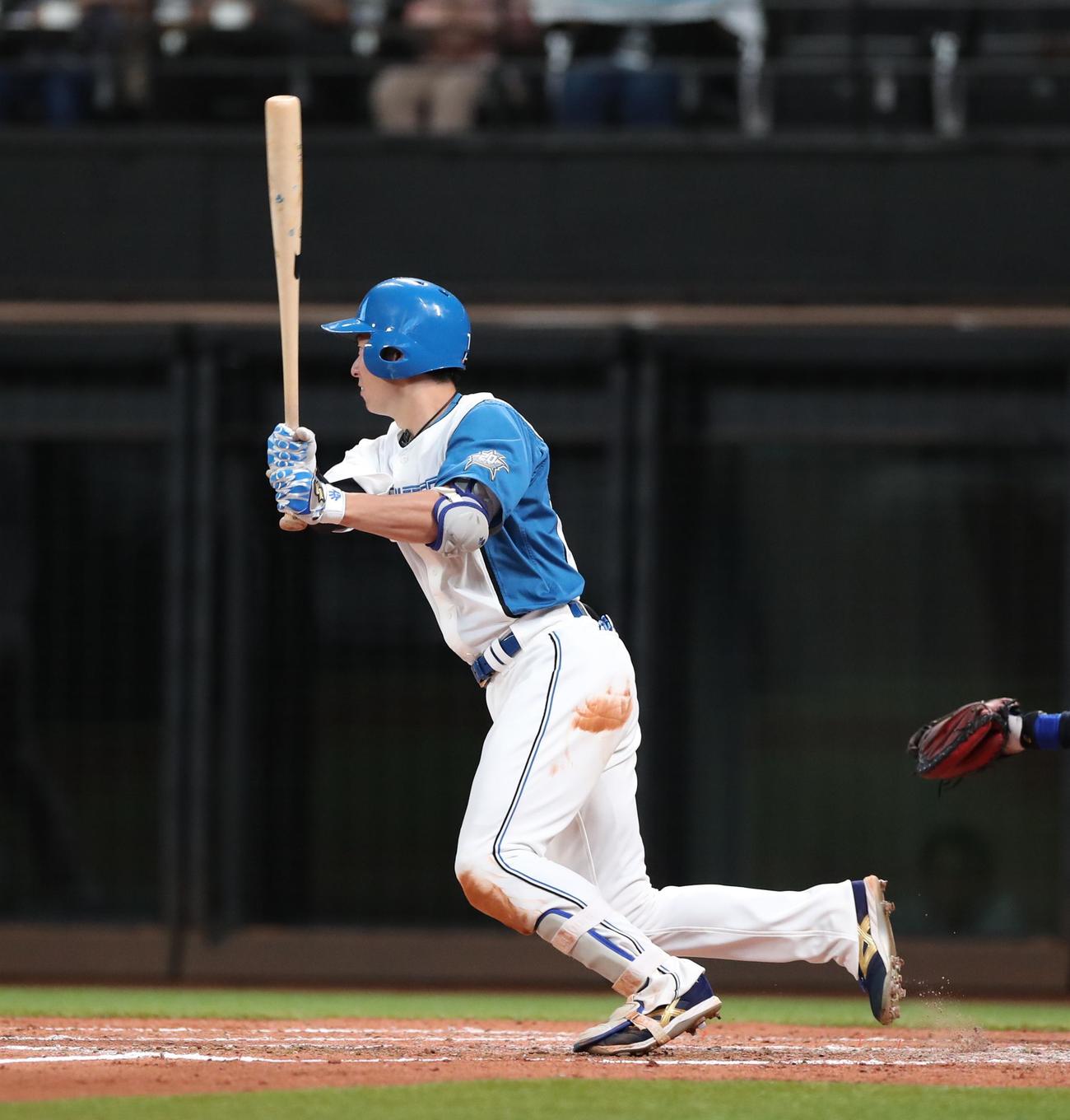 日本ハム対オリックス　3回裏日本ハム1死二塁、右前適時打を放つ松本剛（撮影・黒川智章）