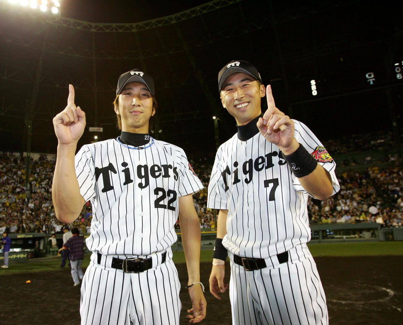 2005年9月28日、お立ち台で「マジック1」のポーズをとる阪神・藤川球児（左）と今岡誠