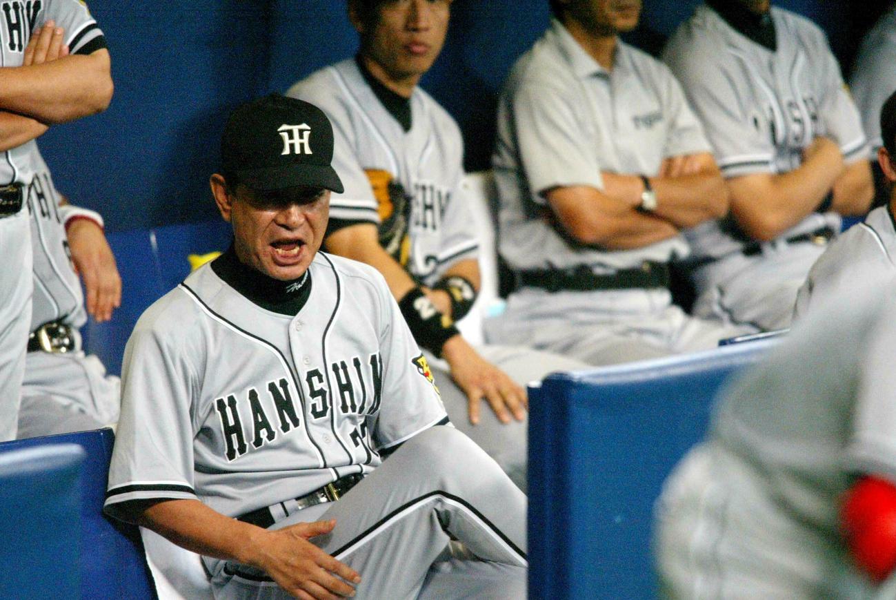 03年9月12日、阪神・星野仙一監督はベンチでナインに気合を入れる（撮影・栗木一考）
