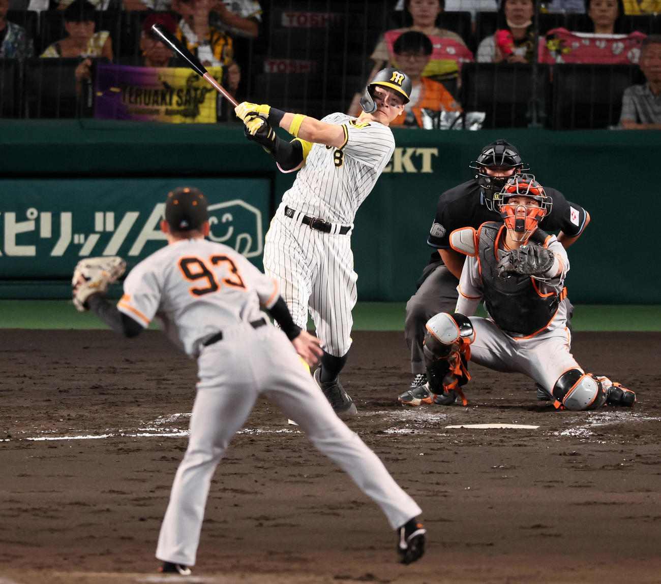 阪神対巨人　3回裏阪神1死満塁、佐藤輝は右越え満塁本塁打を放つ。投手は松井（撮影・加藤哉）