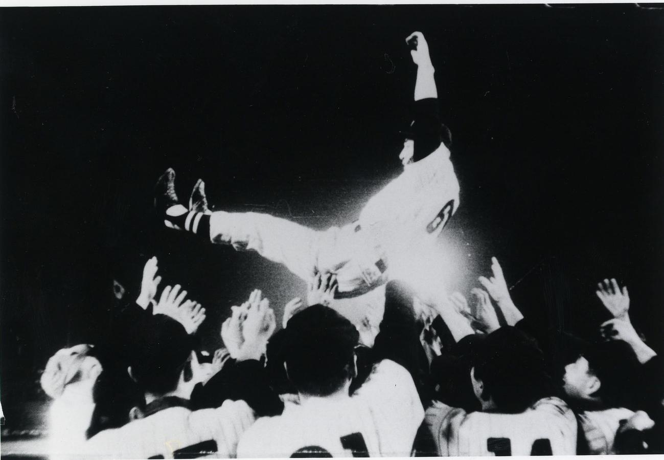 64年9月30日、優勝して胴上げで宙を舞う藤本定義監督