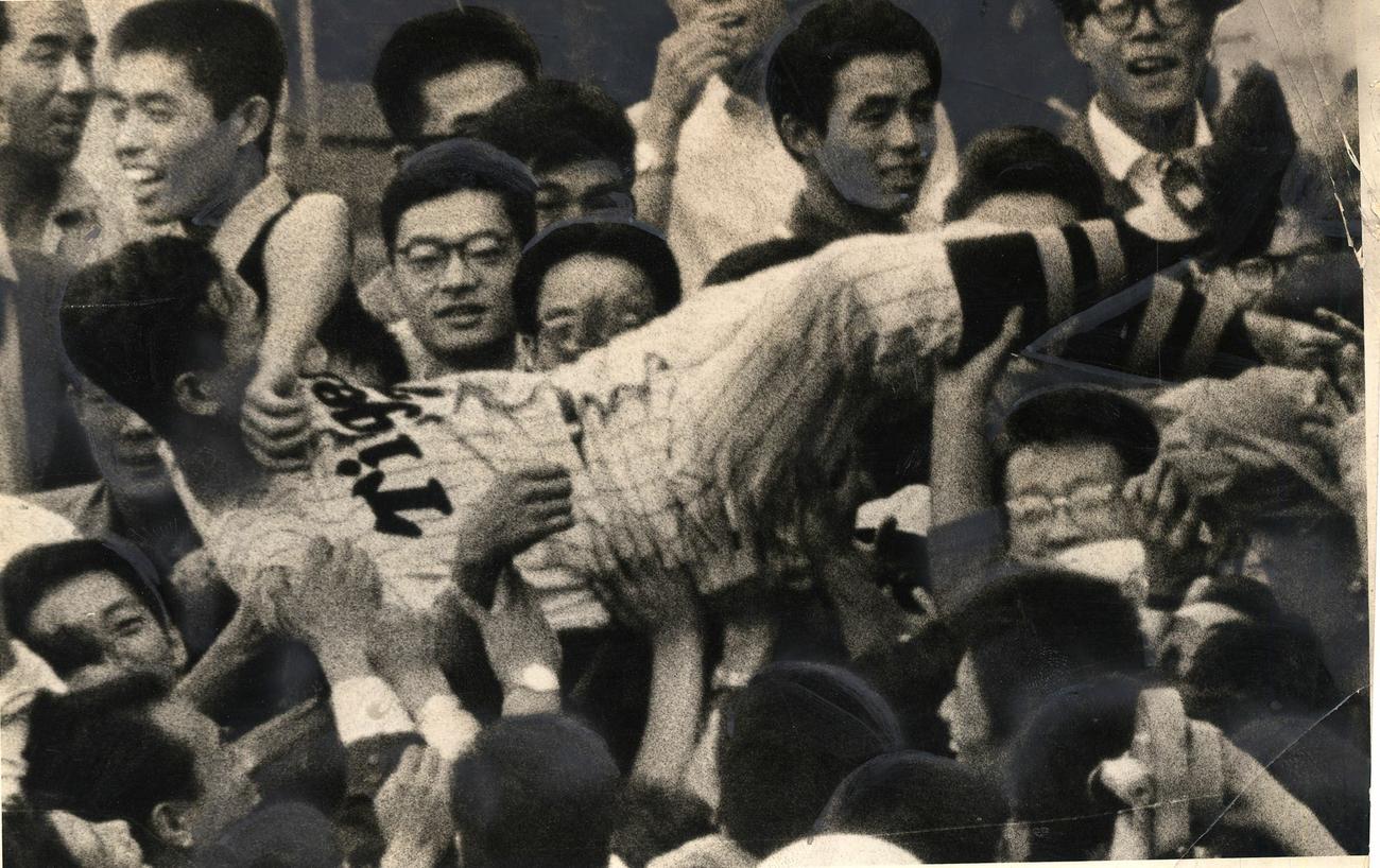 62年10月3日、優勝して胴上げされる吉田義男氏