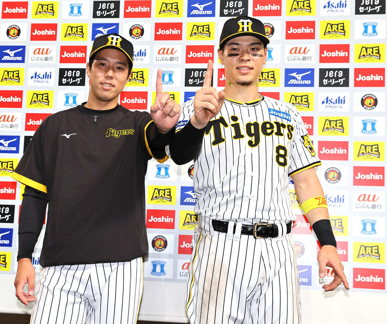 阪神対巨人　お立ち台でポーズを決める青柳（左）と佐藤輝（撮影・上田博志）