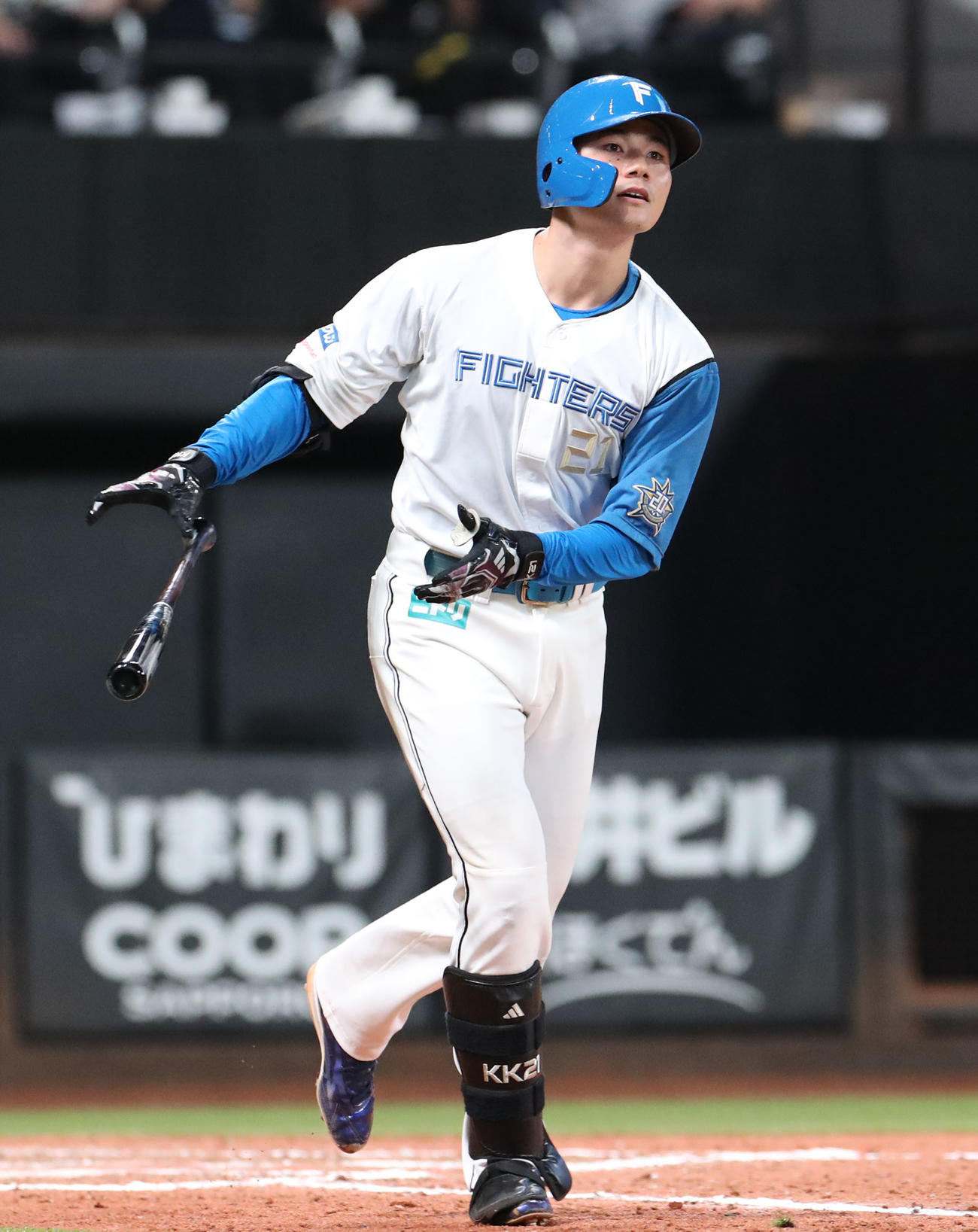 日本ハム対オリックス　8回裏日本ハム無死満塁、打球を見つめる清宮（撮影・佐藤翔太）