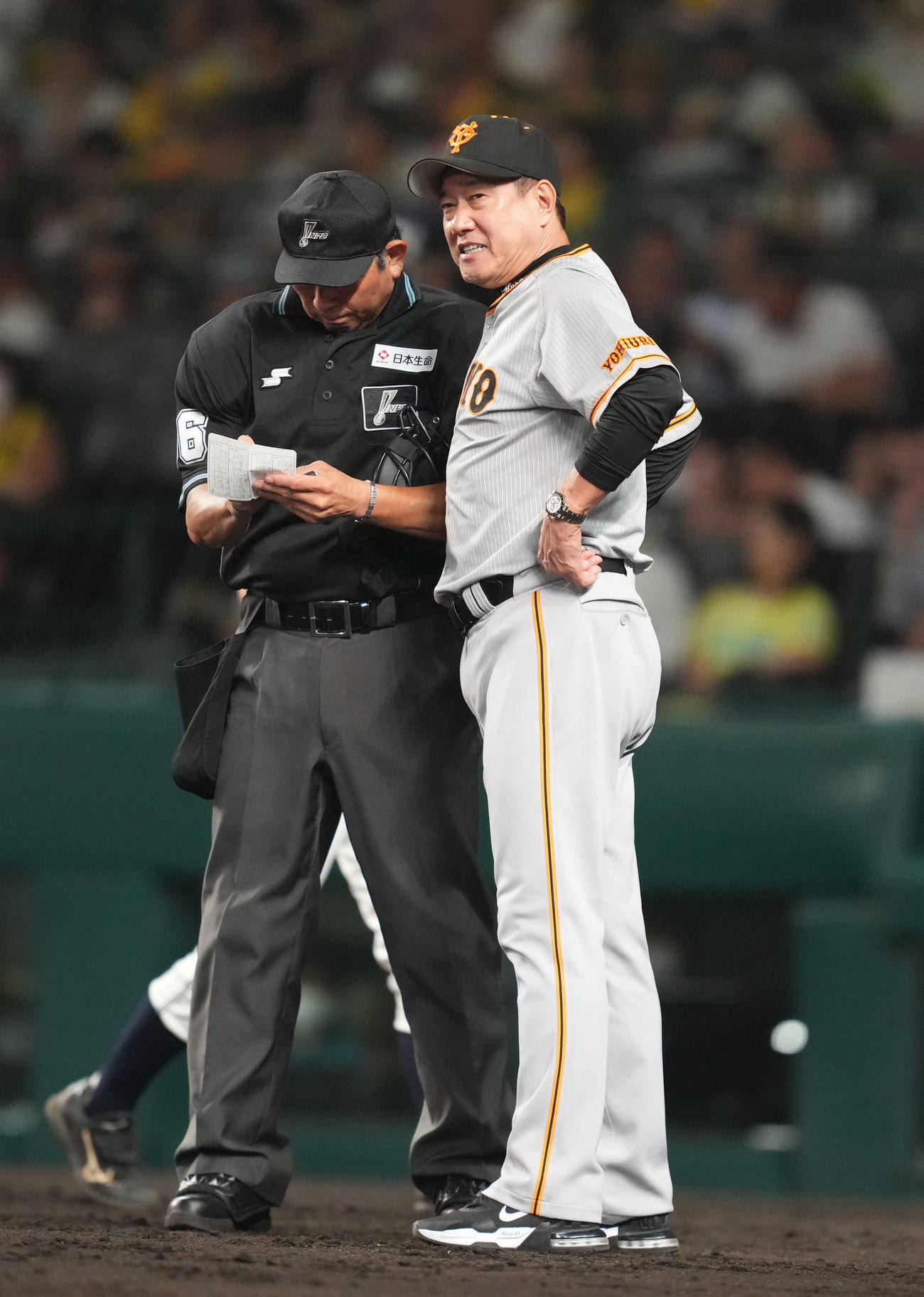 阪神対巨人　7回表を終え、選手の交代を告げる原監督（撮影・狩俣裕三）