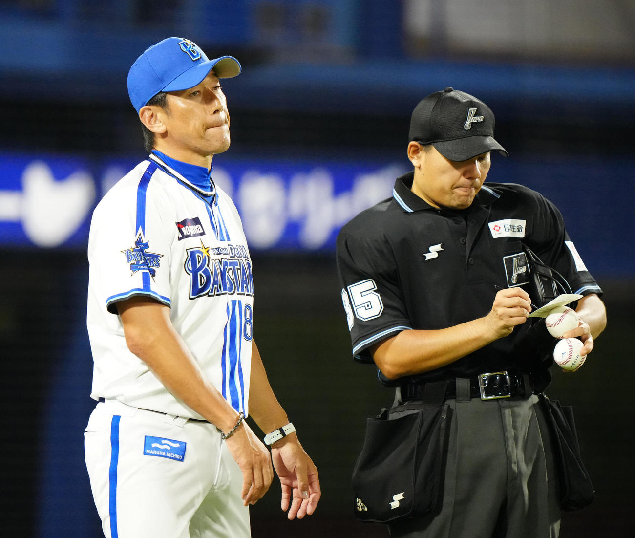 DeNA対中日　9回表開始前、選手交代を告げたDeNA三浦監督（撮影・江口和貴）