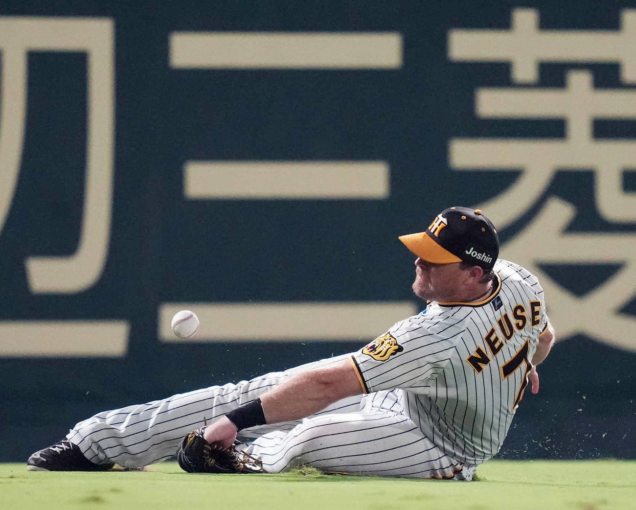 阪神対巨人　8回表巨人無死一塁、大城卓の打球に突っ込むノイジーだが、捕れず適時二塁打を許す（撮影・狩俣裕三）