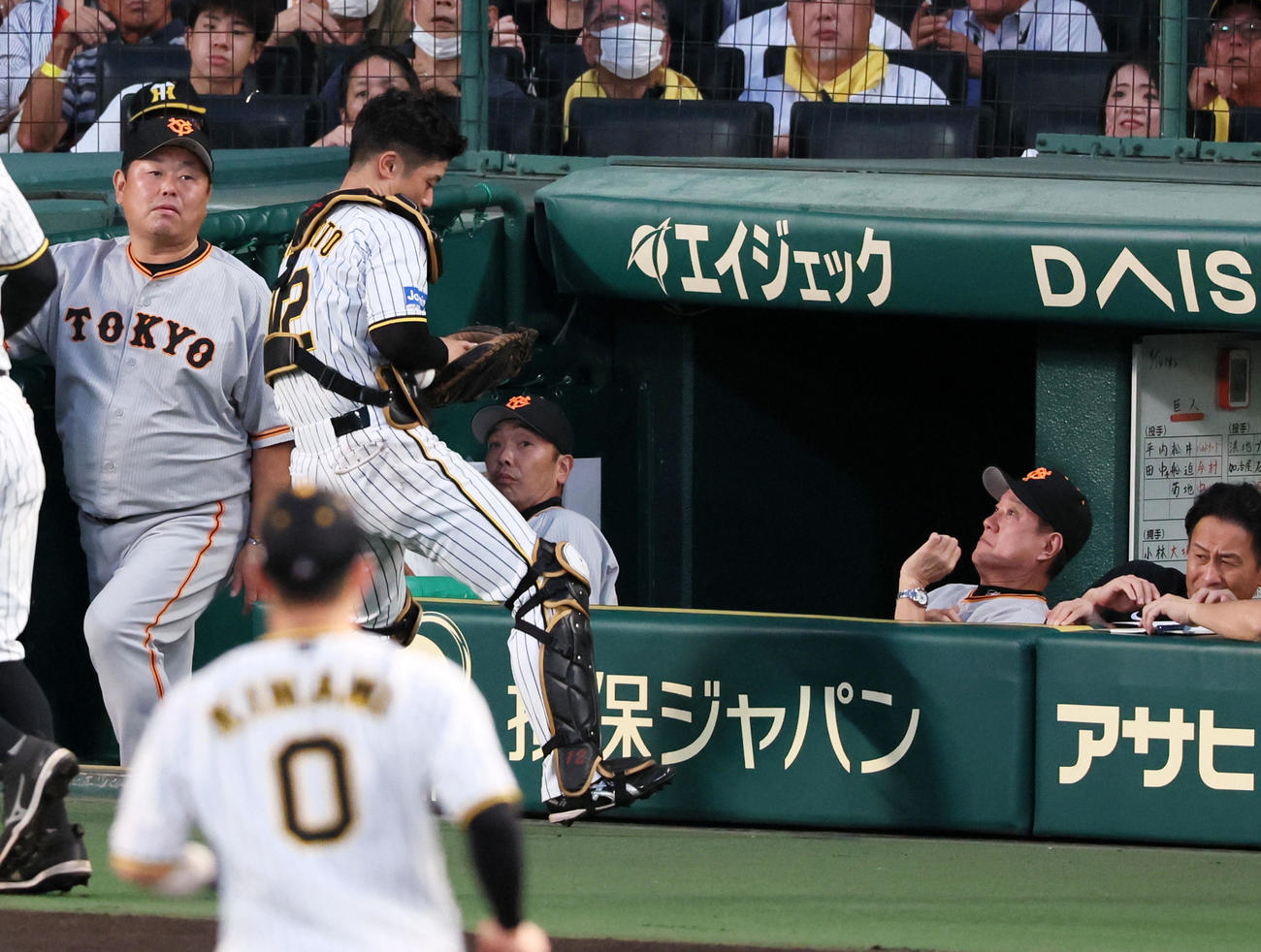 阪神対巨人　1回表巨人2死、坂本は丸の捕邪飛を捕球する。右は原辰徳監督（撮影・加藤哉）