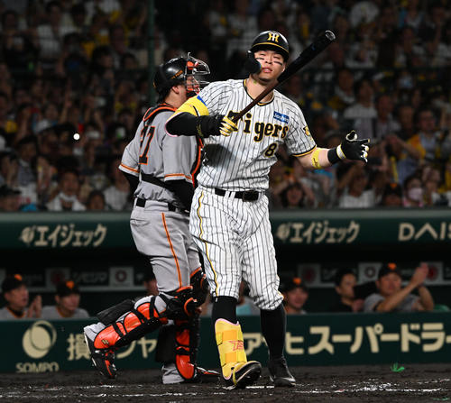 阪神対巨人 4回裏阪神無死満塁、佐藤輝は空振り三振に倒れる(撮影・前岡正明)