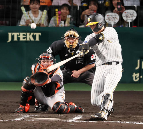 阪神対巨人 6回裏阪神1死一、三塁。大山は中飛を打ち上げ犠飛となる(撮影・加藤哉)