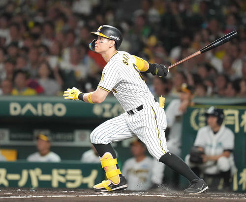 阪神対巨人 6回裏阪神2死一塁、2点本塁打を放つ佐藤輝(撮影・狩俣裕三)